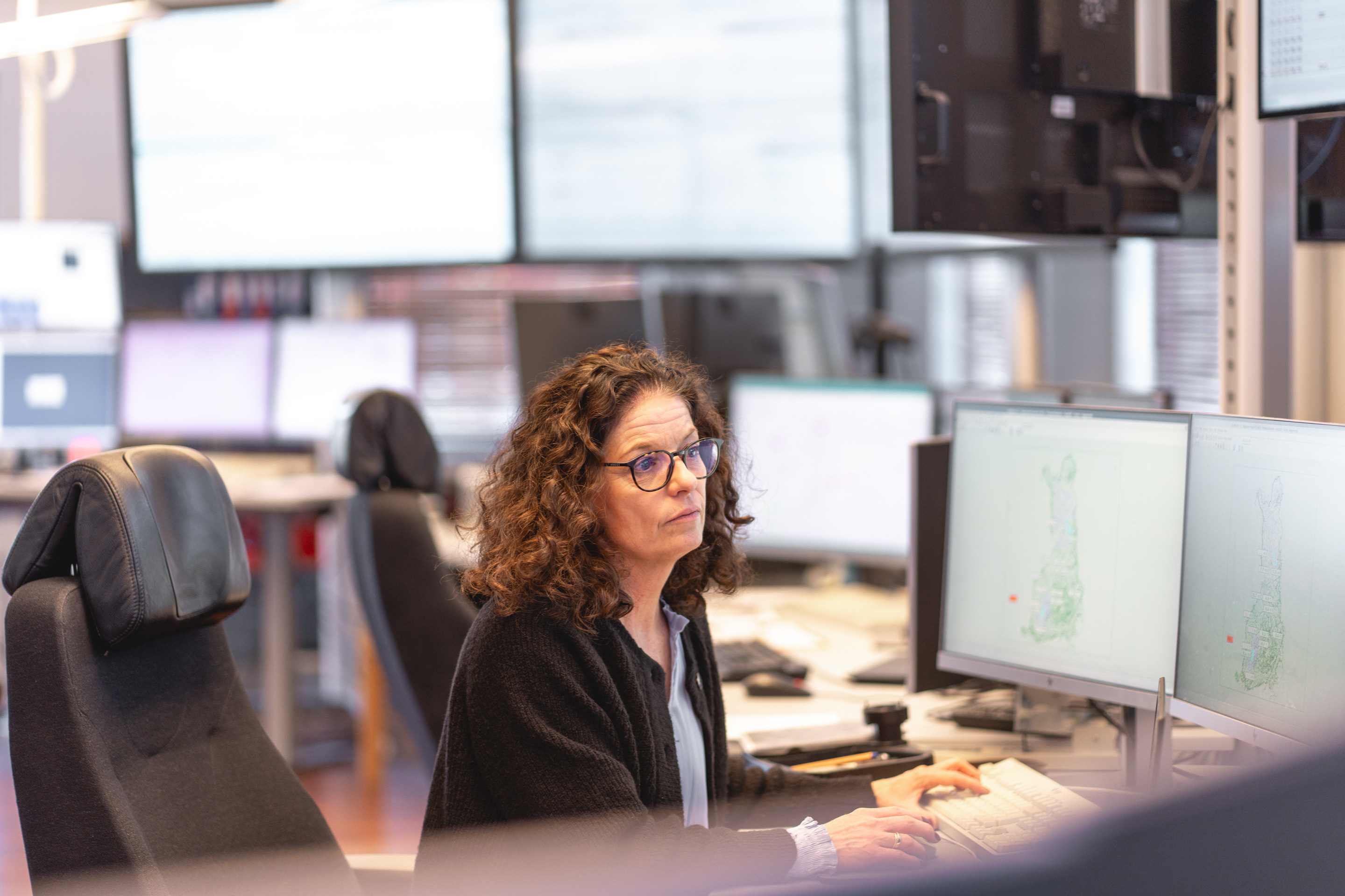 A woman is monitoring assets in Volue Control Room